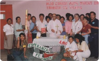 Celebración de la comunidad junto a un sacerdote y el cirio pascual