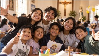 Jóvenes y niños de las comunidades de perseverancia